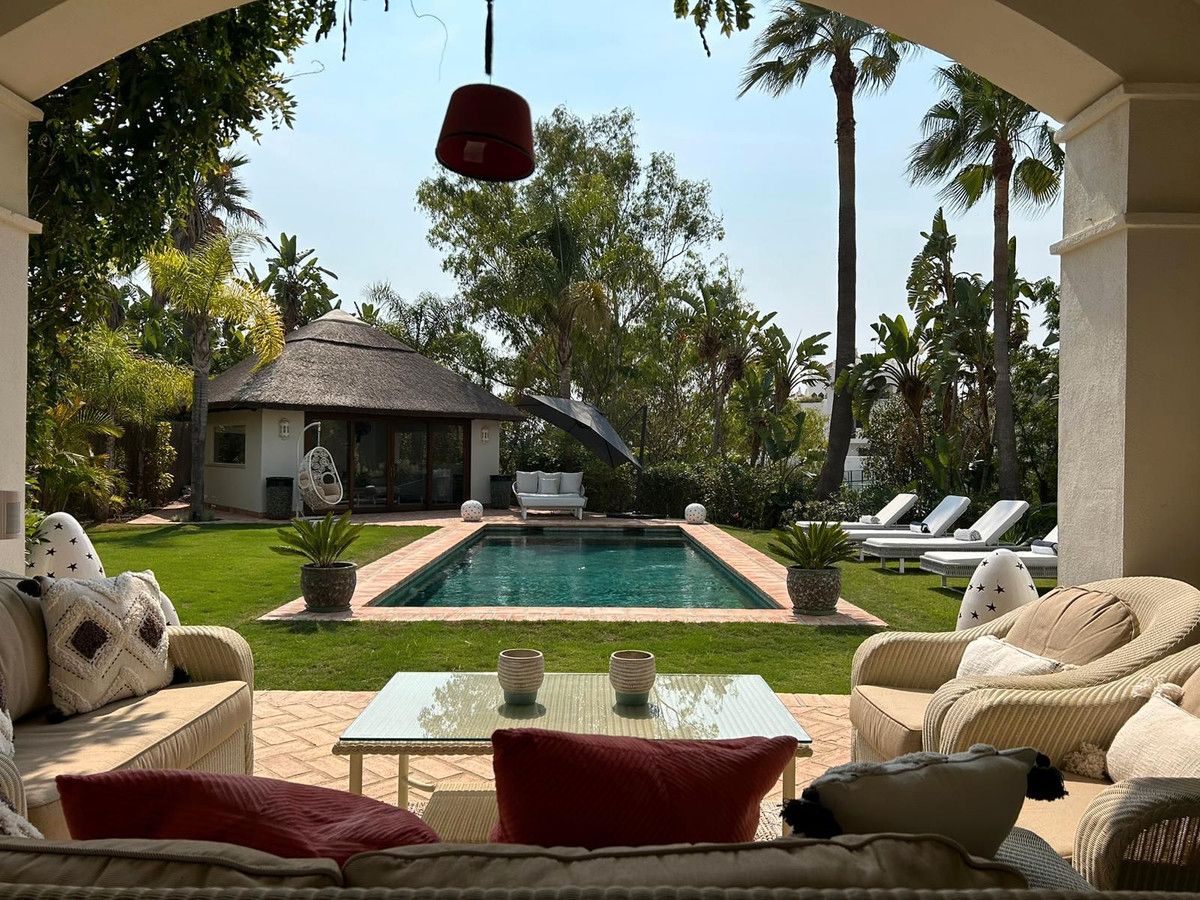 Terrace of House or chalet for sale in Estepona  with Air Conditioner, Swimming Pool and Furnished
