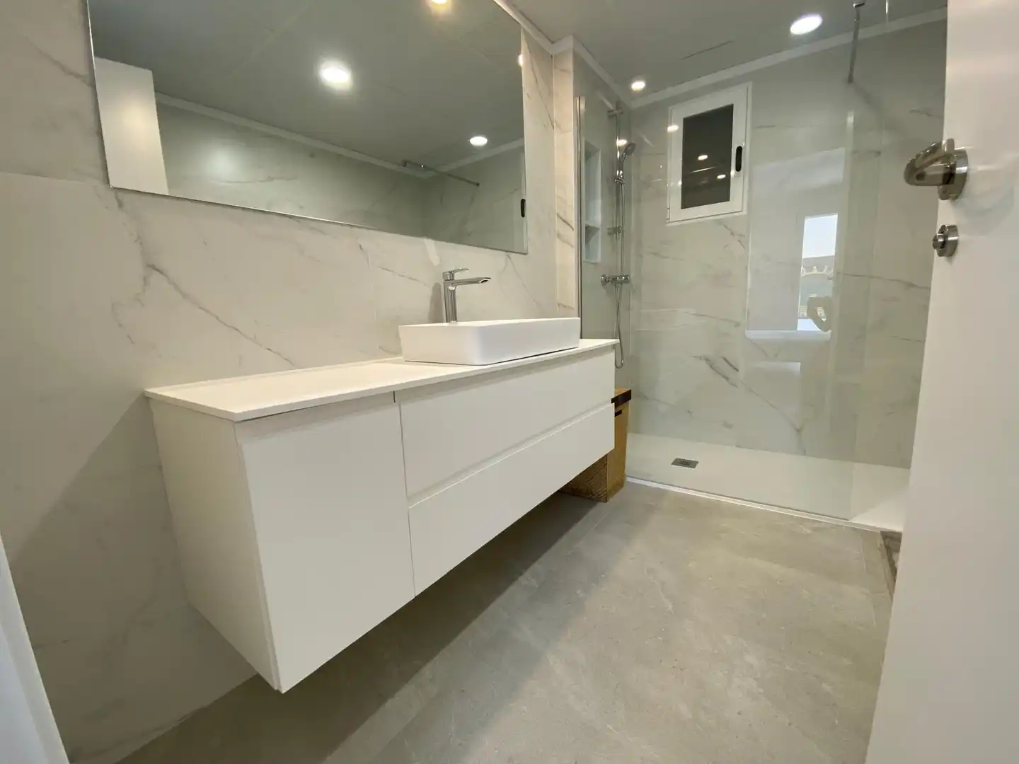 Bathroom of Flat for rent in Albacete  with Air Conditioner, Heating and Parquet flooring