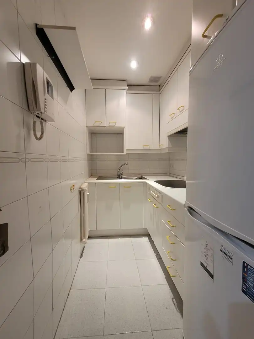 Cuina de Apartament de lloguer en Madrid amb Calefacció, Parquet i Traster