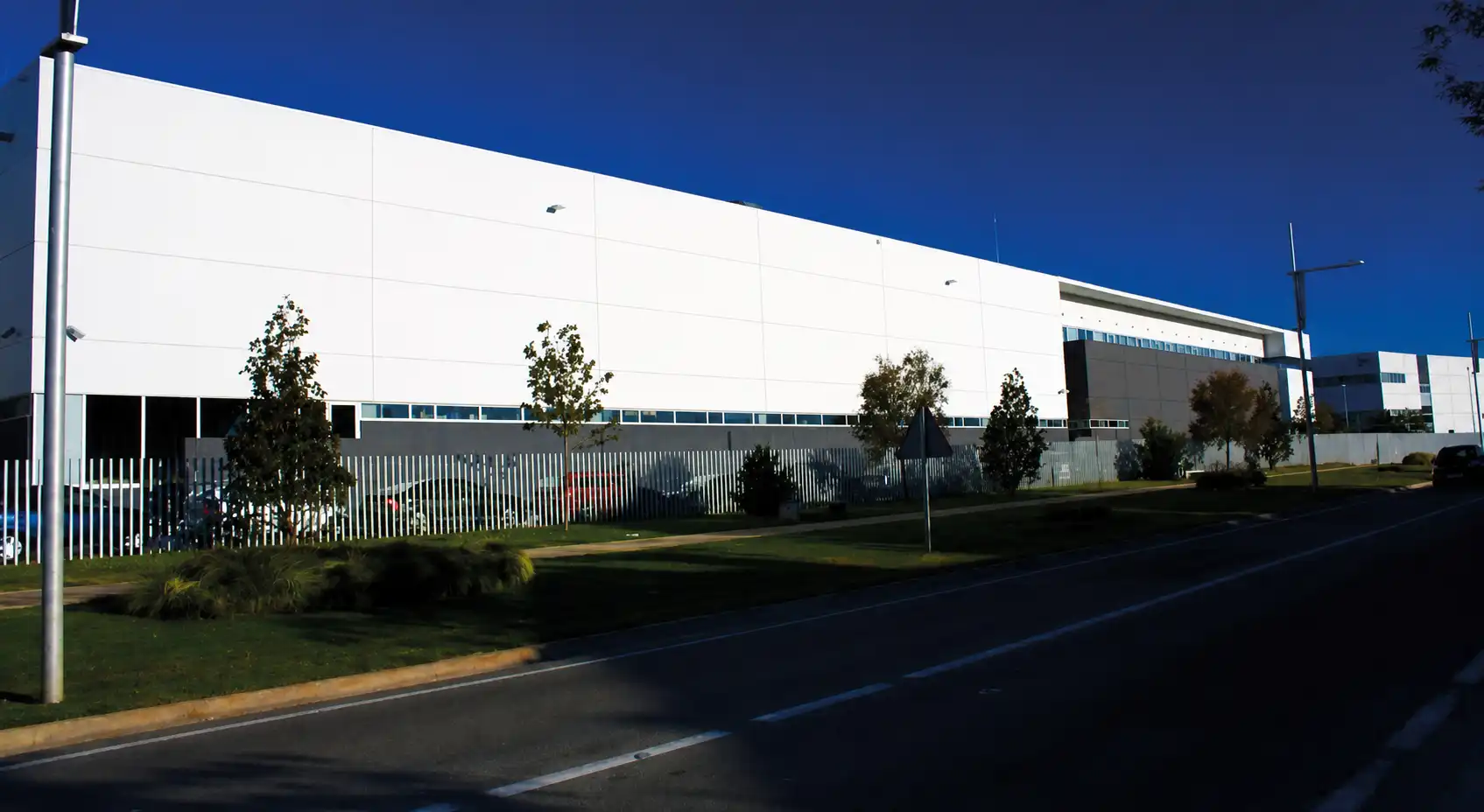 Vista exterior de Nave industrial de alquiler en Gavà con Calefacción y Alarma