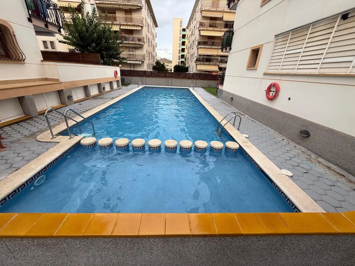 Schwimmbecken von Wohnungen zum Verkauf in Calafell mit Heizung, Privatgarten und Terrasse
