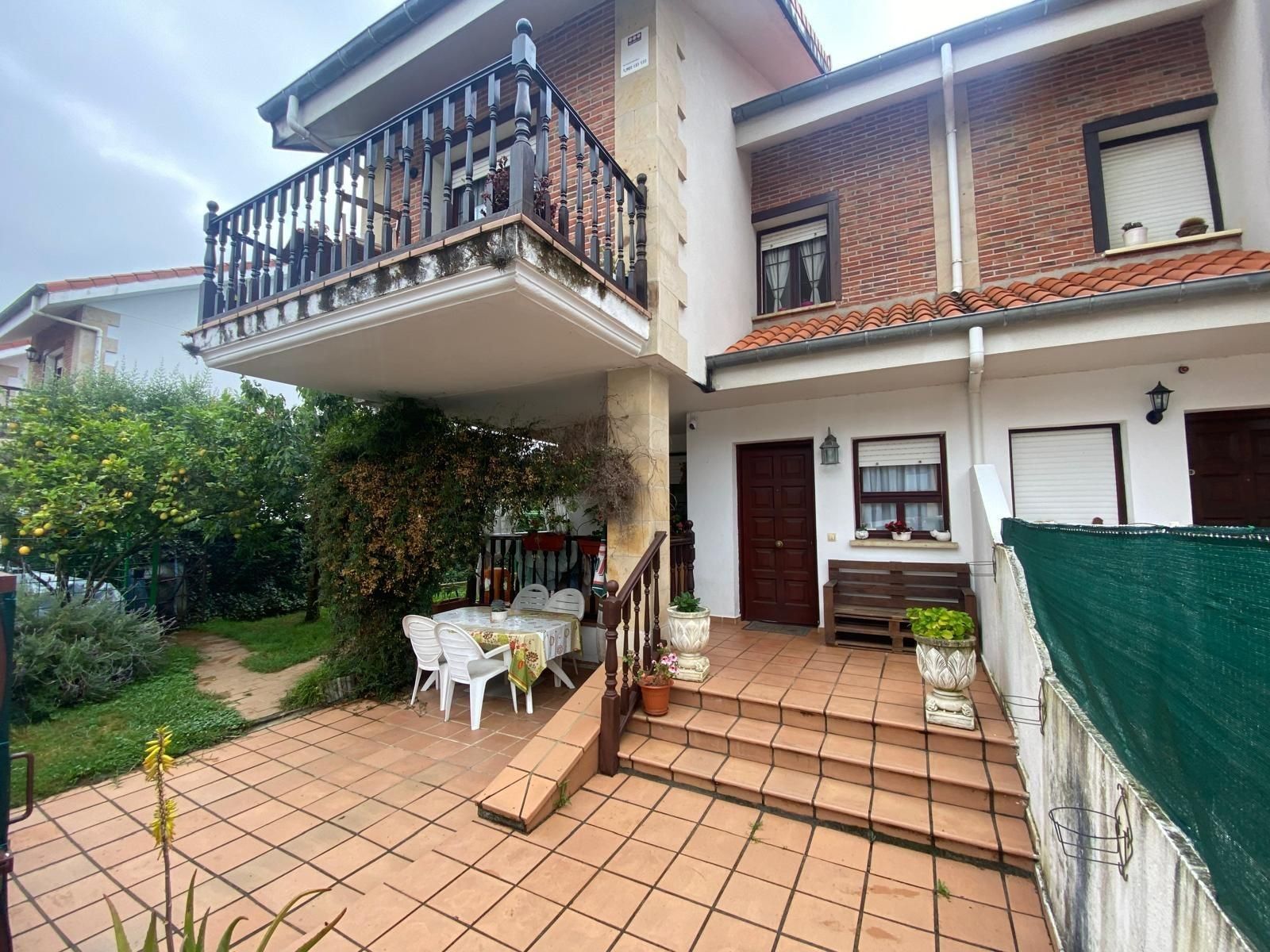 Vista exterior de Casa adosada en venda en Argoños  amb Calefacció, Jardí privat i Terrassa