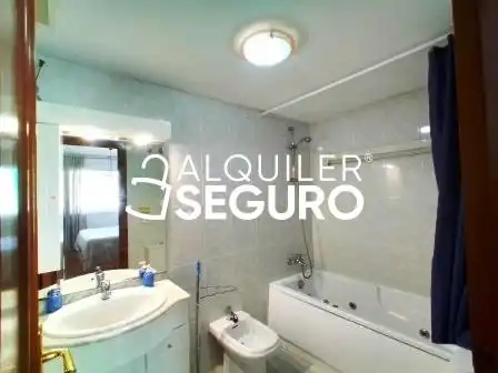 Baño de Piso de alquiler en Oleiros con Calefacción, Trastero y Amueblado