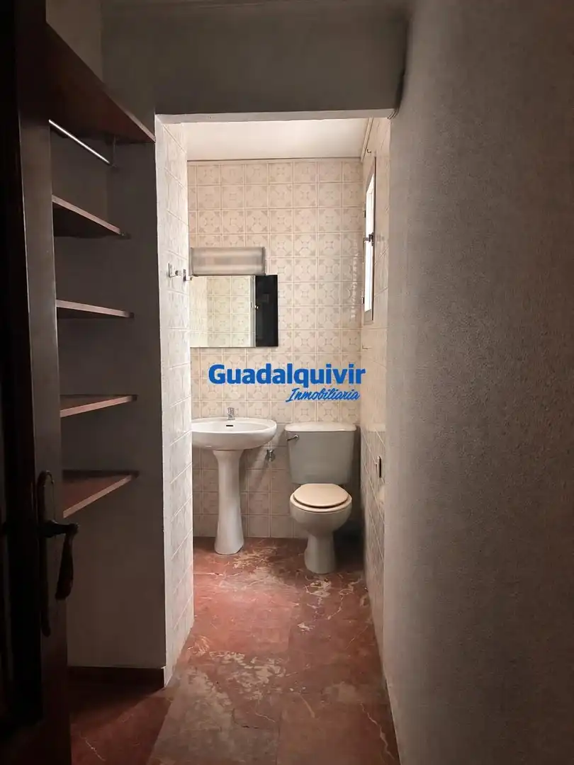 Baño de Piso en venta en Sevilla con Terraza y Balcón