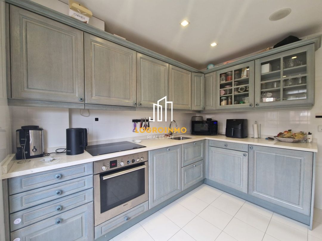 Cuina de Casa o xalet en venda en  Logroño amb Aire condicionat, Calefacció i Jardí privat