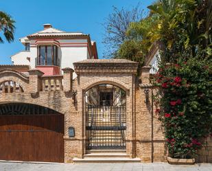 Vista exterior de Casa o xalet en venda en Marbella amb Aire condicionat, Jardí privat i Terrassa