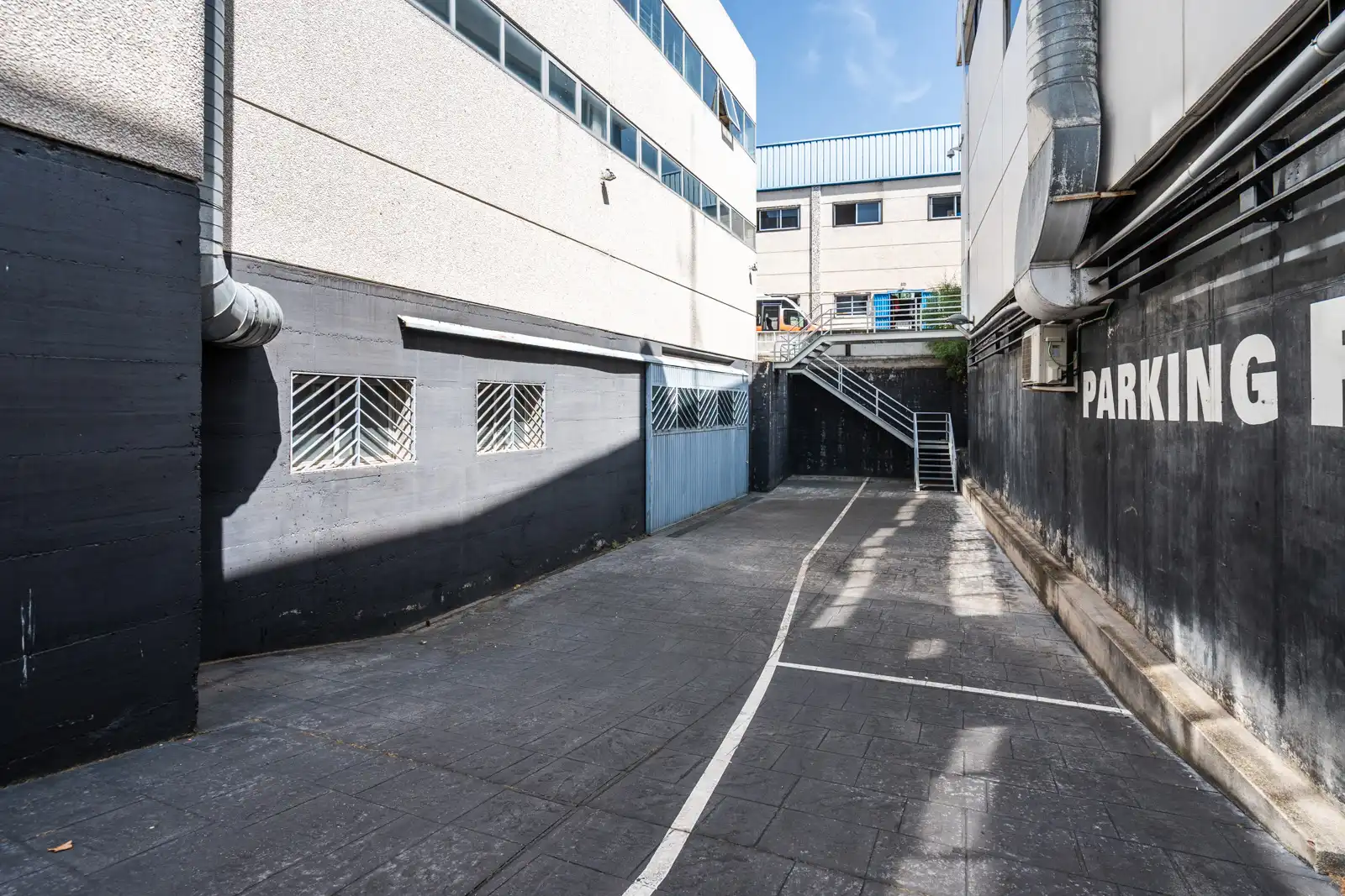 Parkplatz von Fabrikhallen zur Miete in Móstoles