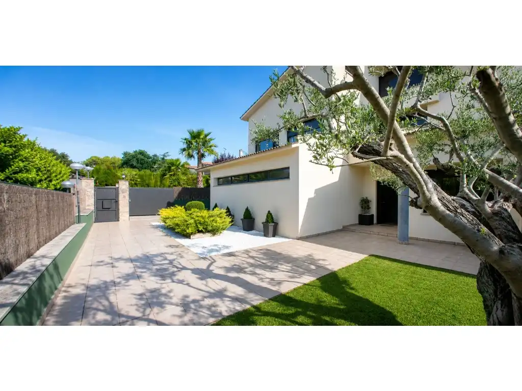Exterior view of Houses for sale in Olèrdola  with Air Conditioner