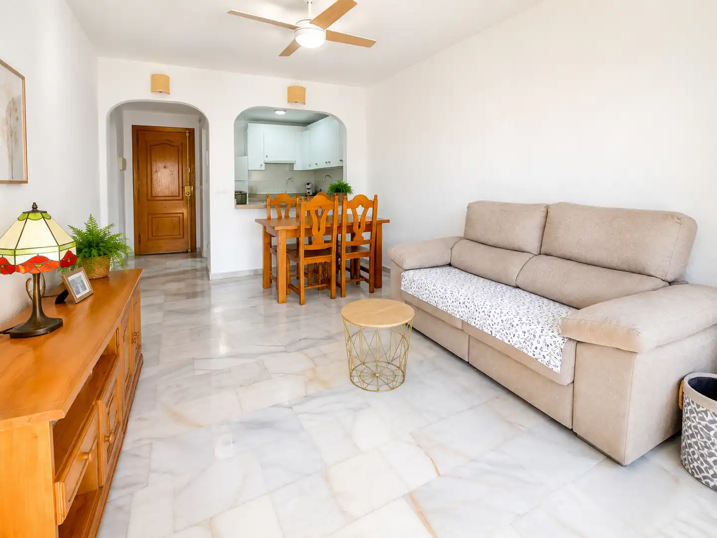 Sala de estar de Piso de alquiler en Benalmádena con Aire acondicionado, Terraza y Amueblado
