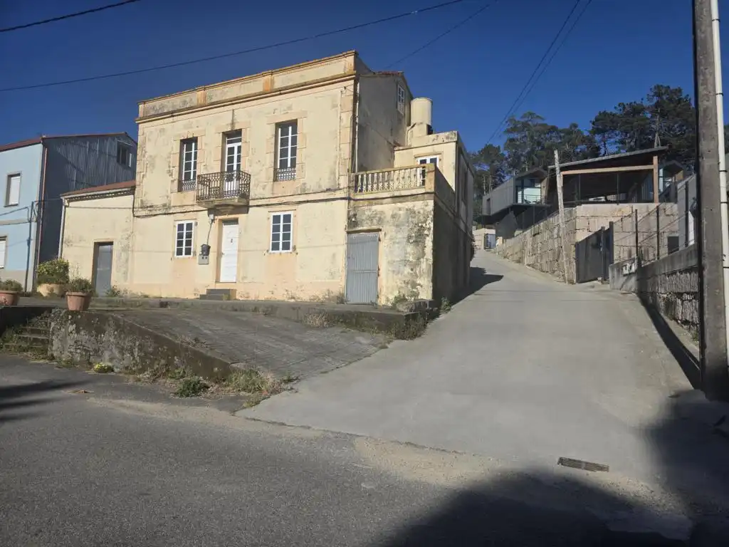 Vista exterior de Casa o xalet en venda en Boiro amb Jardí privat, Terrassa i Traster