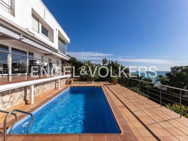Casa con piscina in vendita a Les Botigues de Sitges