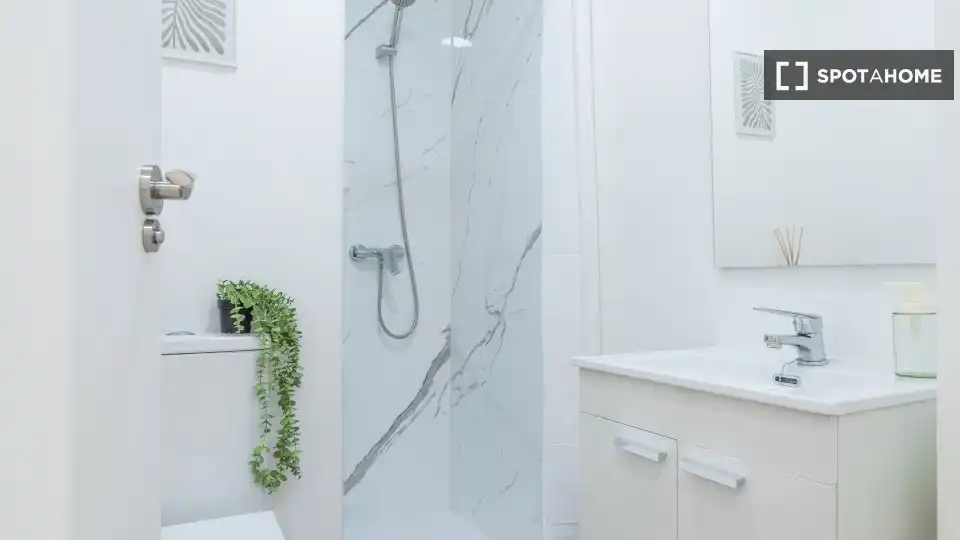 Bathroom of Flat for share in Getafe  with Air Conditioner, Heating and Furnished