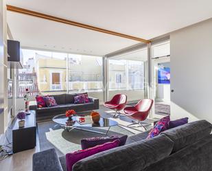 Sala d'estar de Apartament de lloguer en  Madrid Capital amb Aire condicionat, Calefacció i Moblat