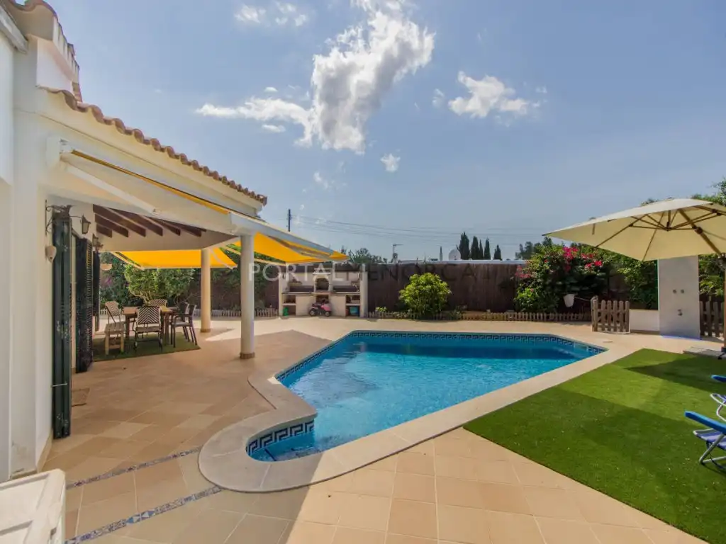 Vista exterior de Casa o xalet en venda en Alaior amb Aire condicionat, Jardí privat i Piscina