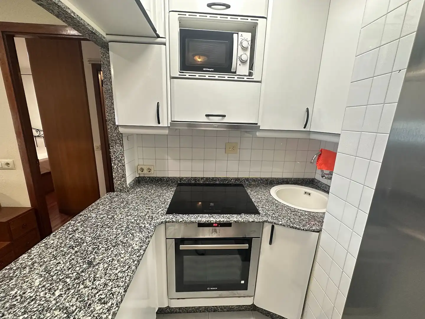 Cuina de Apartament en venda en Santiago de Compostela  amb Calefacció i Moblat