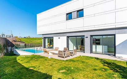 Exterior view of Single-family semi-detached for sale in Boadilla del Monte  with Air Conditioner, Heating and Private garden