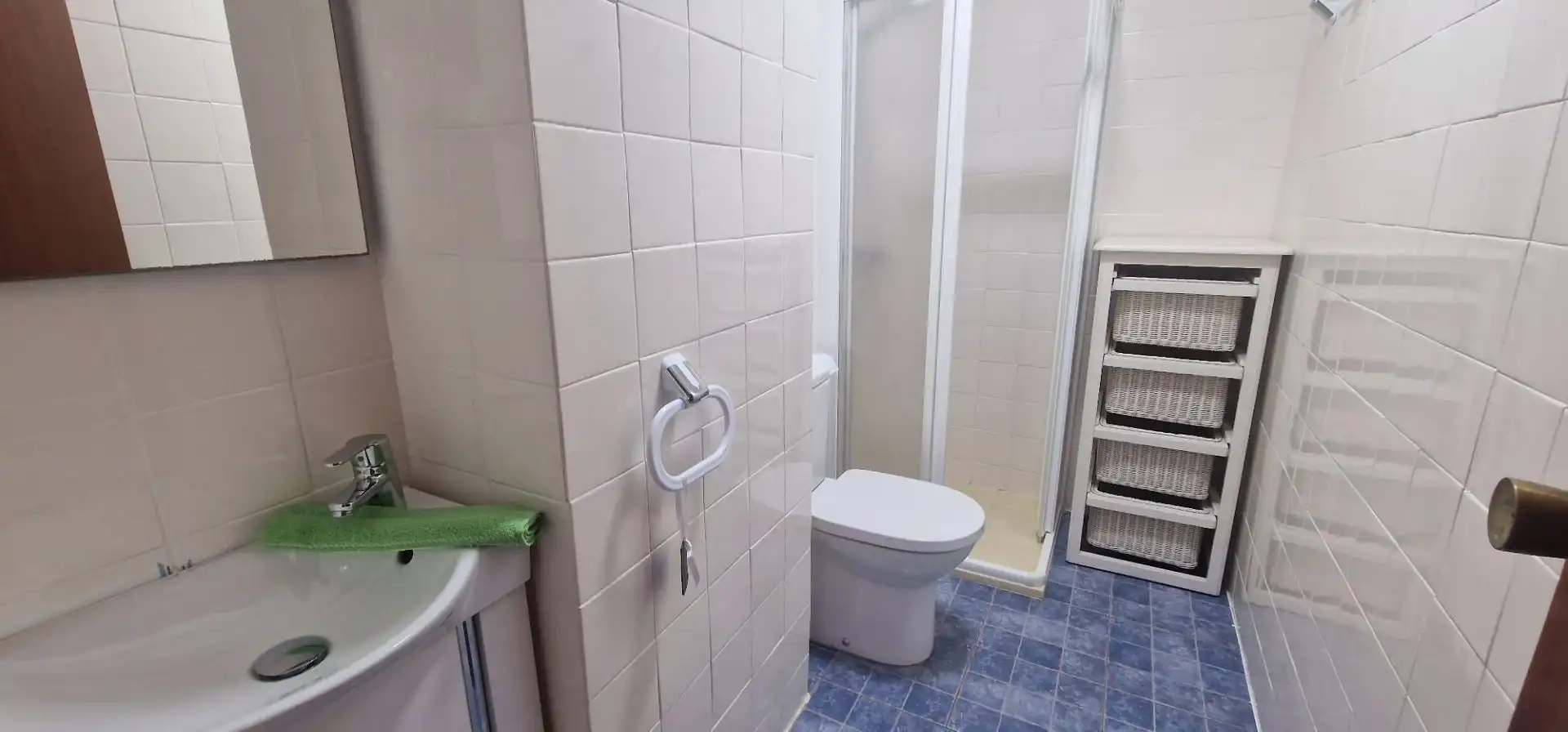Badezimmer von Wohnungen zur Miete in Águilas mit Möbliert