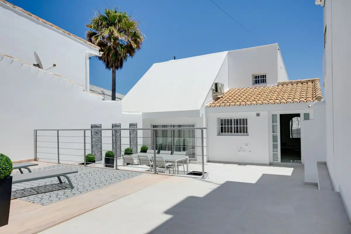 Vista exterior de Casa o xalet en venda en Manilva amb Aire condicionat, Jardí privat i Terrassa