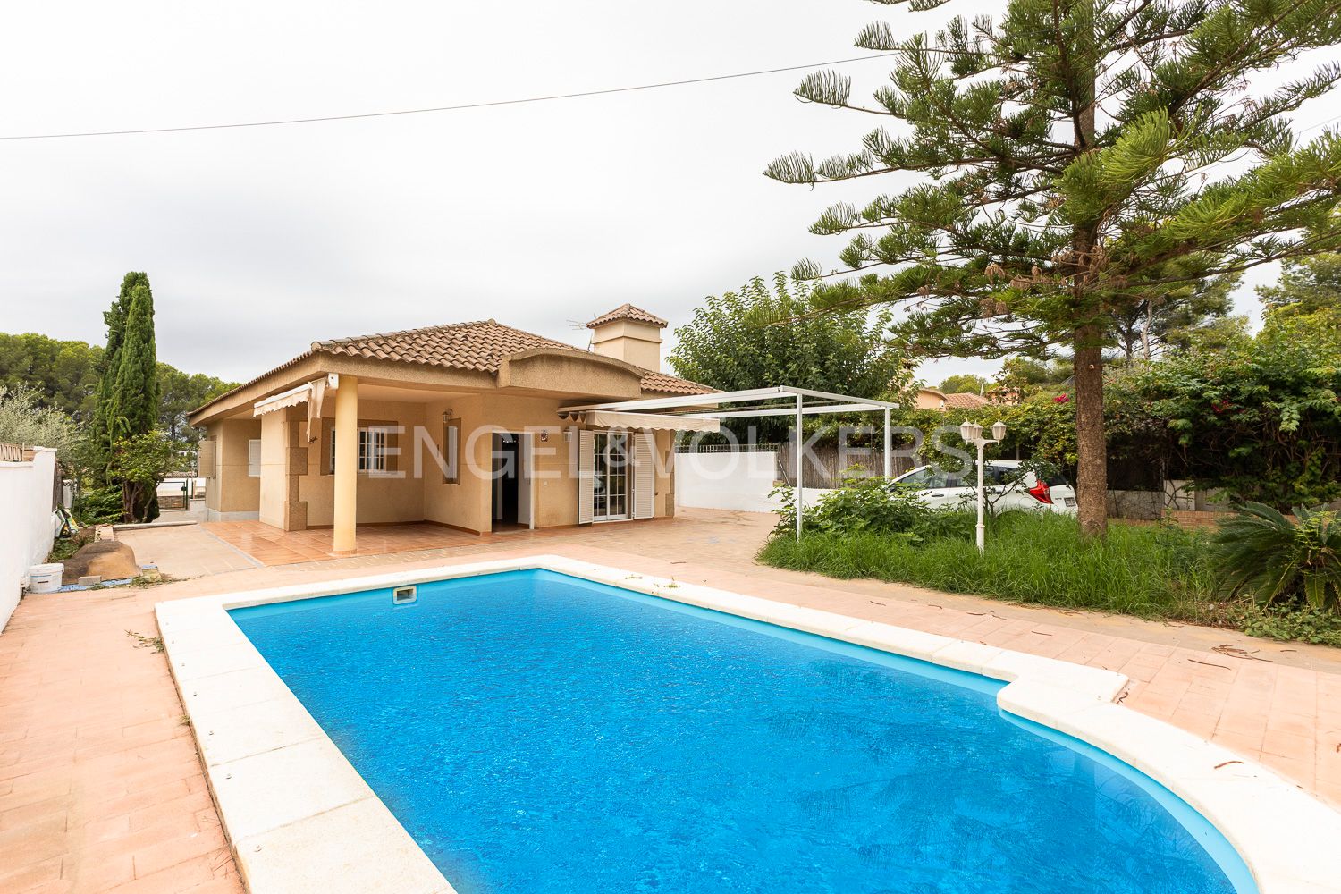 Vista exterior de Casa o xalet en venda en Bétera amb Aire condicionat, Calefacció i Jardí privat
