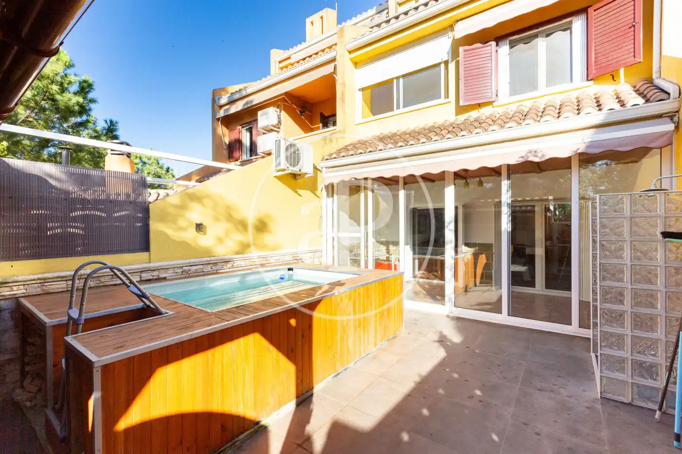 Vista exterior de Casa adosada en venta en Riba-roja de Túria con Aire acondicionado, Calefacción y Jardín privado
