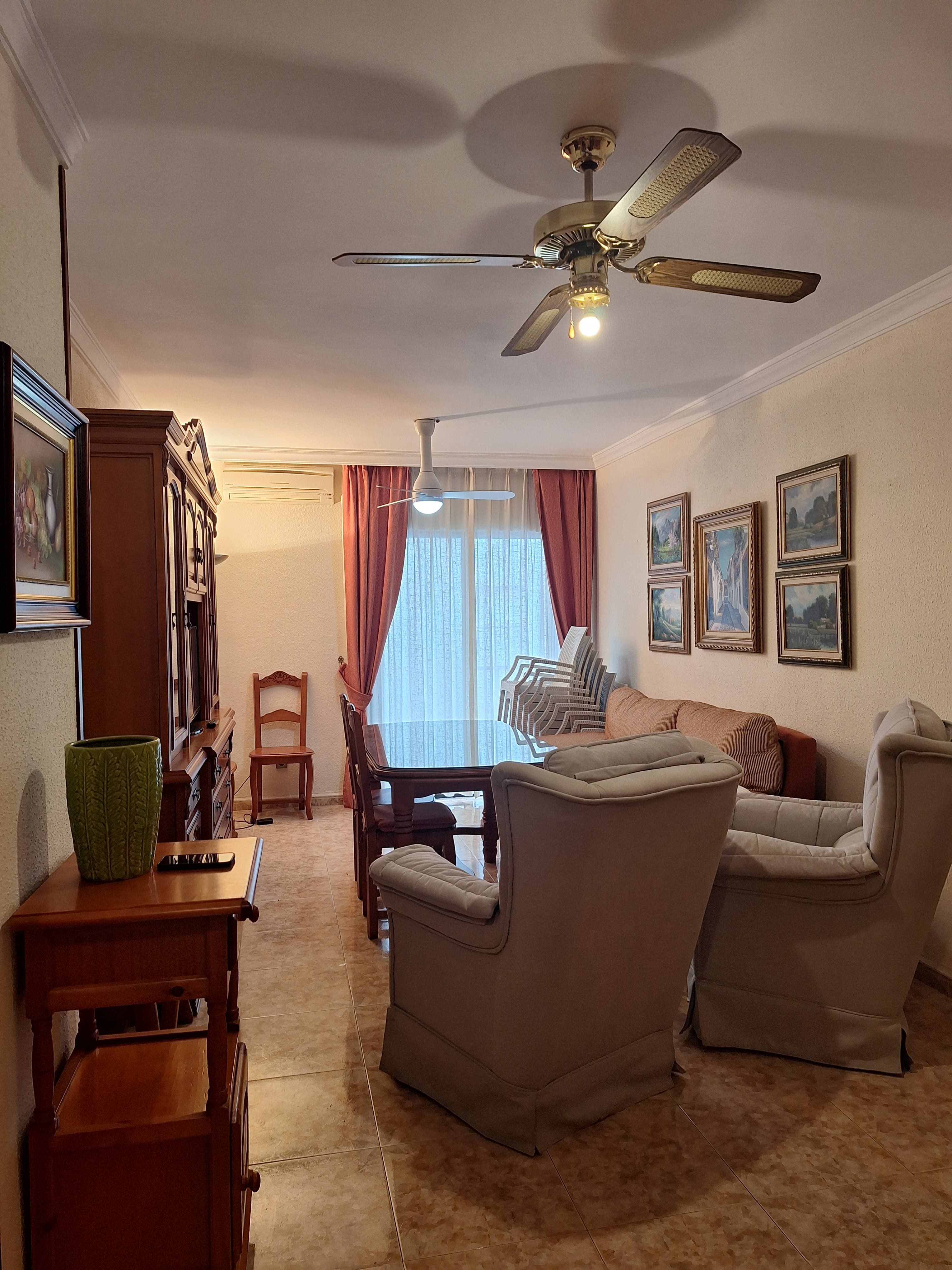 Sala d'estar de Pis de lloguer en Fuengirola amb Aire condicionat, Terrassa i Moblat