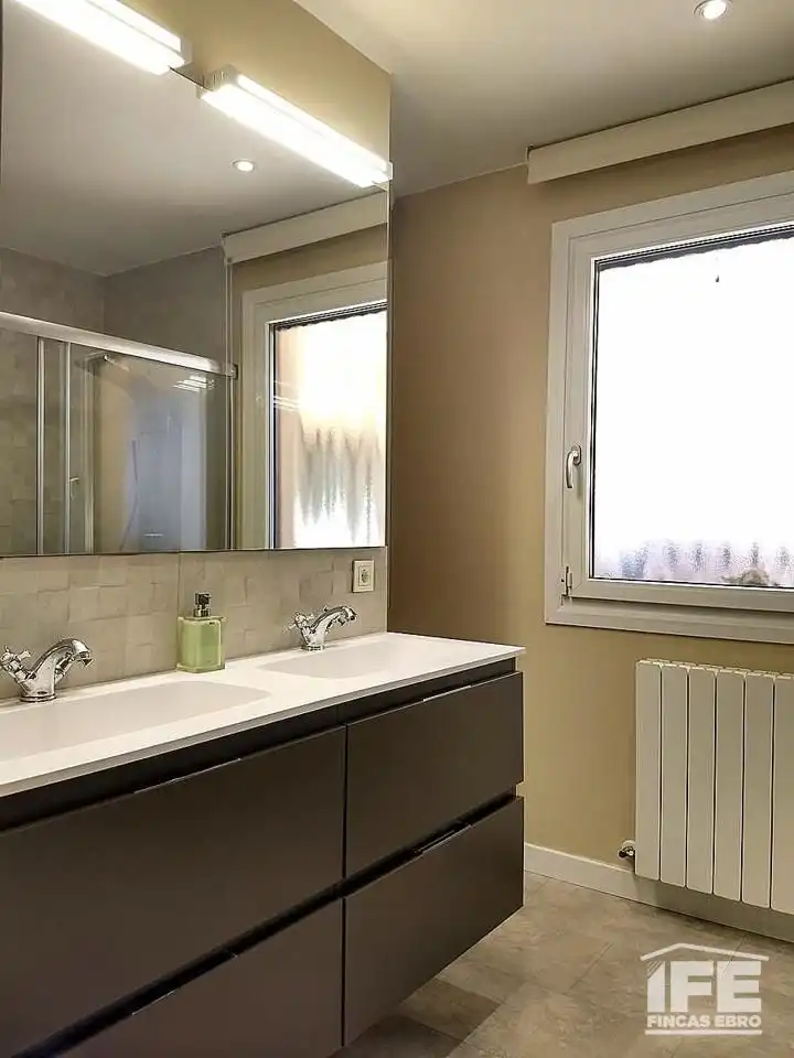 Bany de Casa o xalet en venda en Alagón amb Aire condicionat, Calefacció i Jardí privat