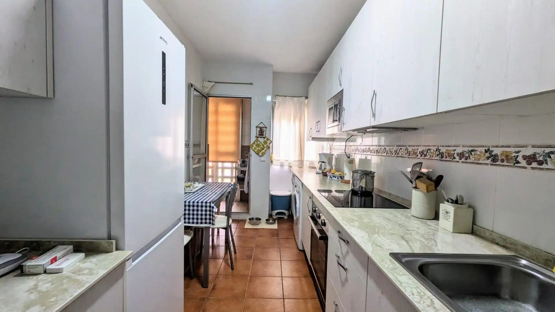 Cocina de Piso de alquiler en Fuengirola con Aire acondicionado, Calefacción y Jardín privado