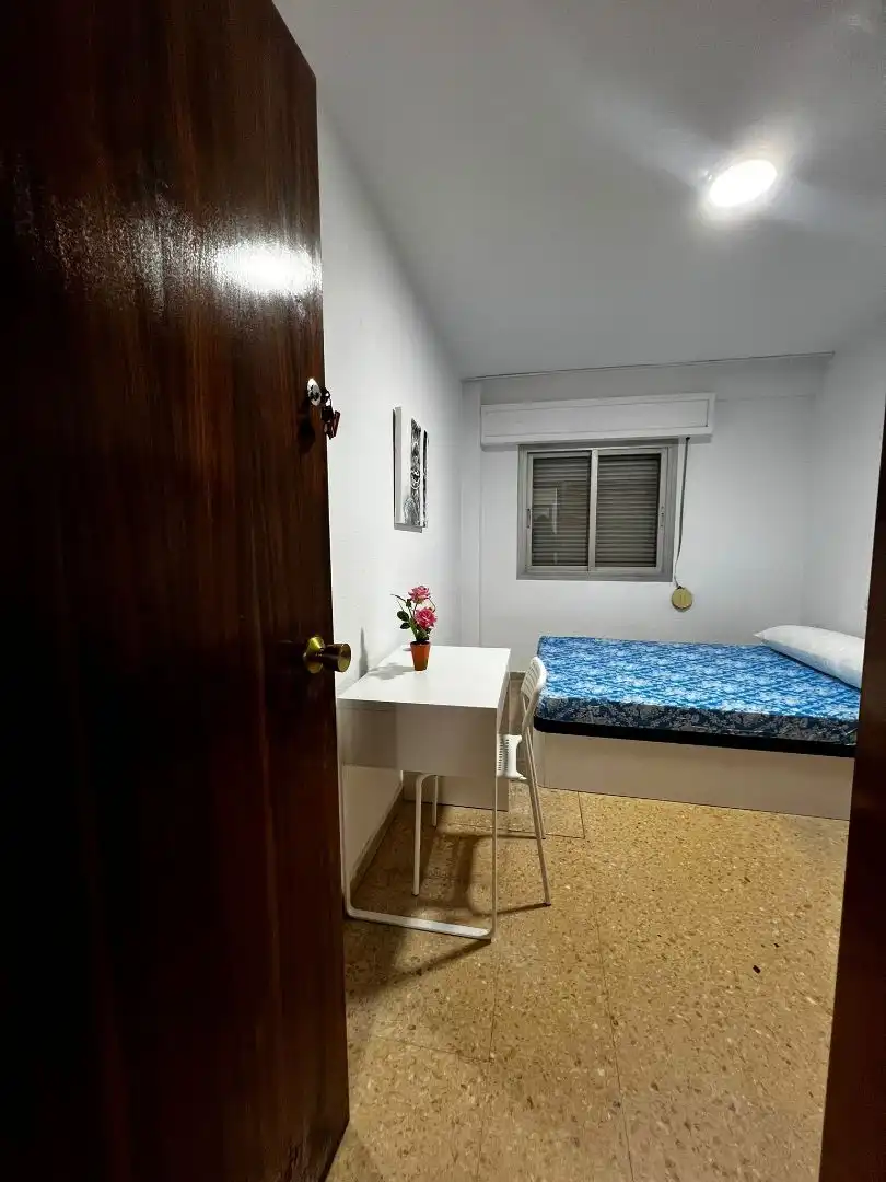 Bedroom of Flat for share in Rascanya