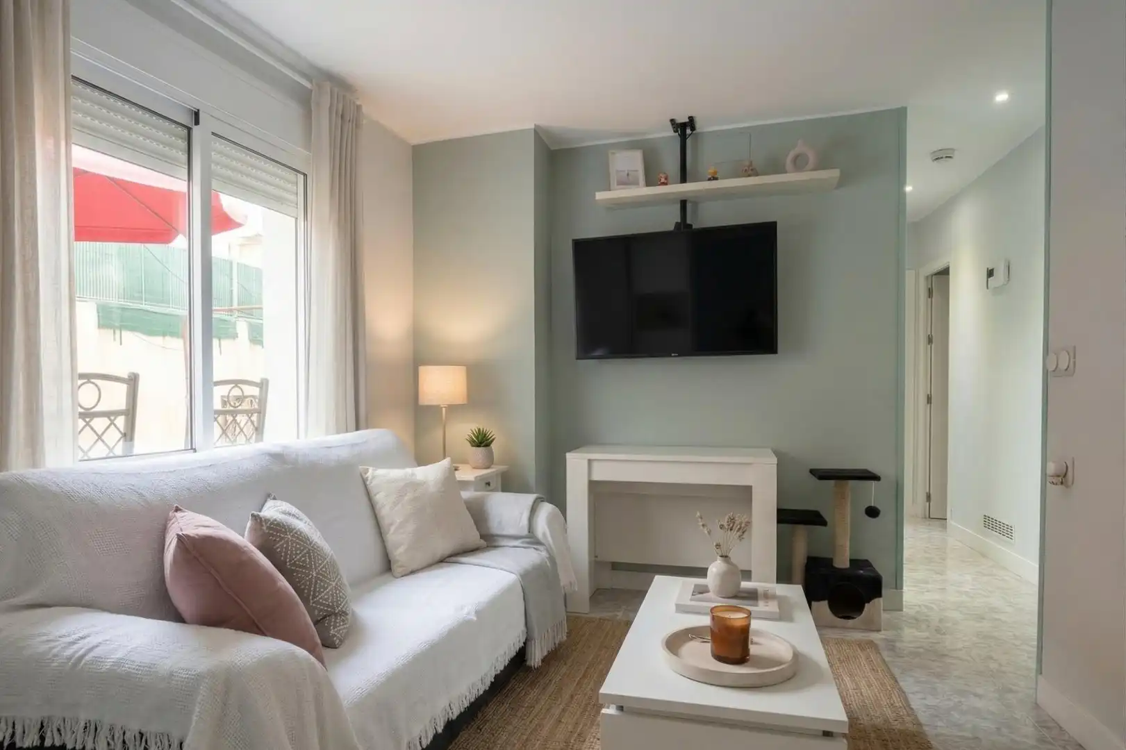 Living room of Flat for sale in Zaragoza  with Heating, Terrace and Furnished