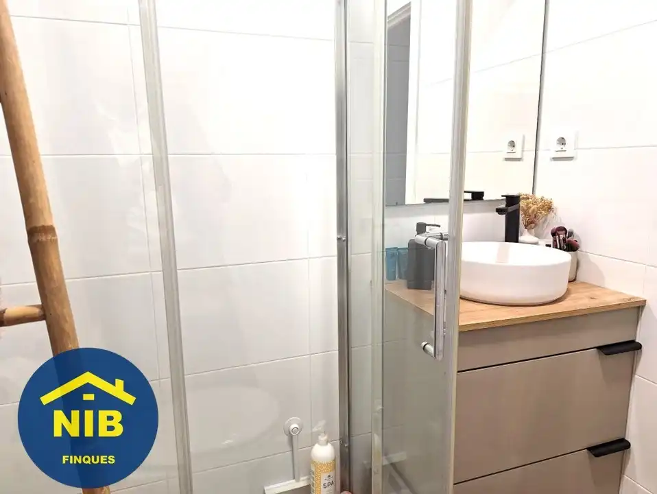 Bathroom of Flat for sale in Barcelona  with Parquet flooring and Storage room
