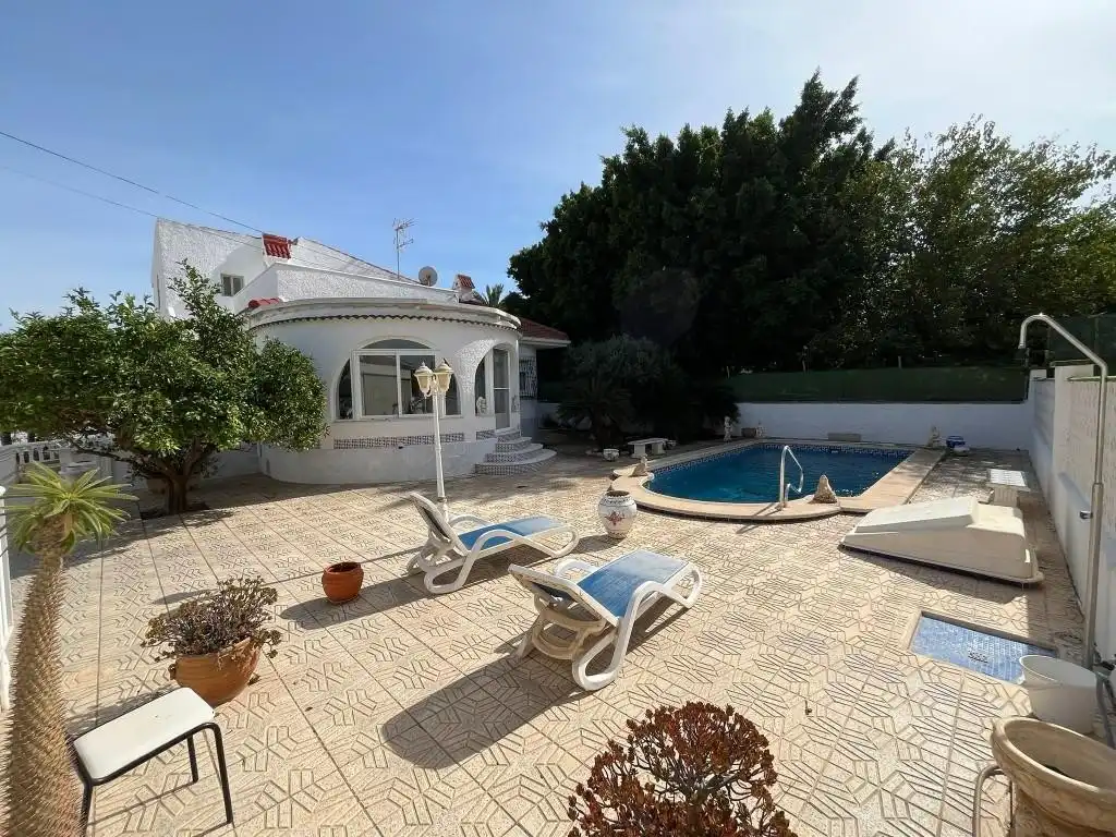 Vista exterior de Casa o xalet en venda en Los Alcázares amb Aire condicionat, Jardí privat i Terrassa