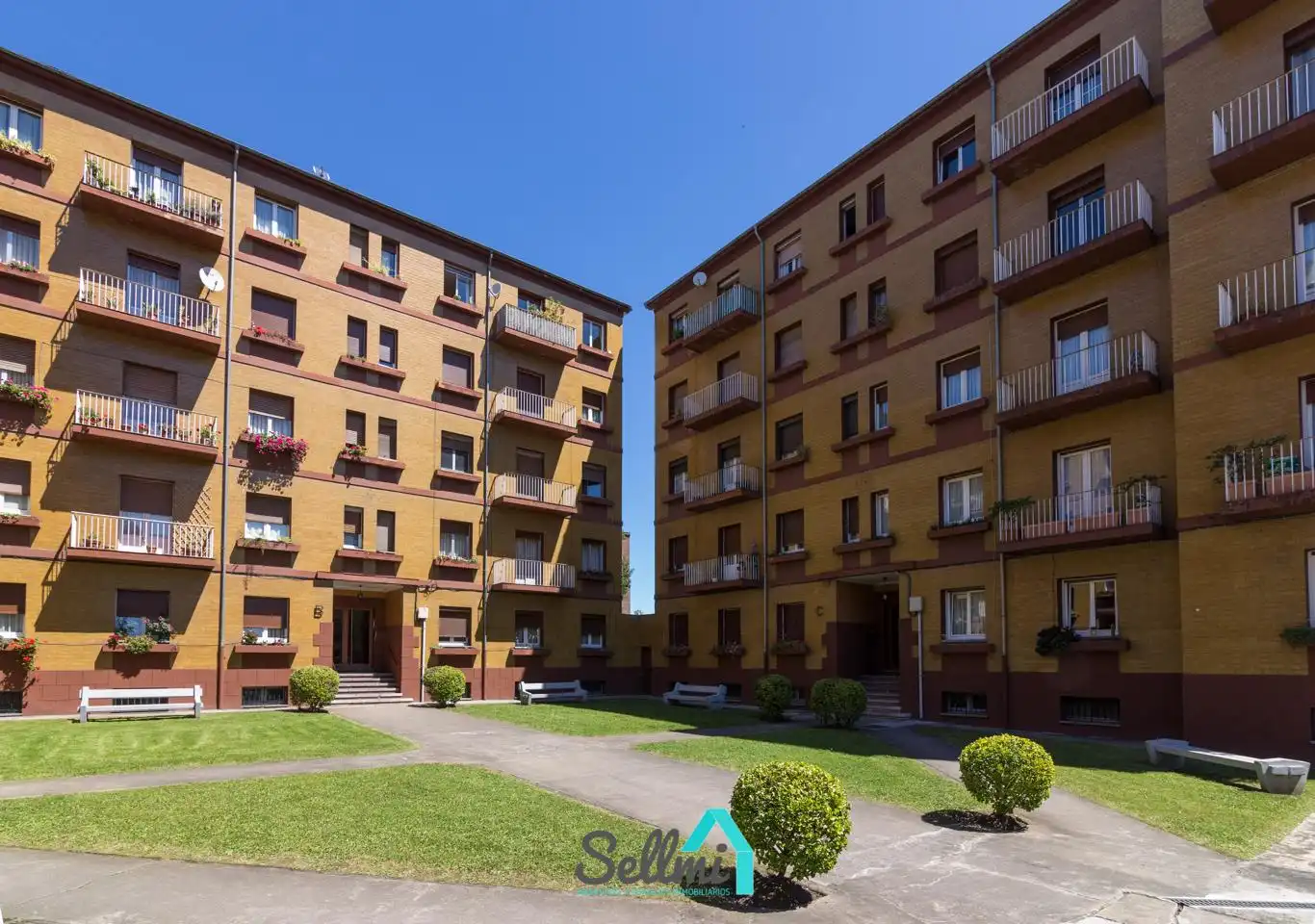 Außenansicht von Wohnung zum Verkauf in Oviedo  mit Heizung, Parkett und Terrasse