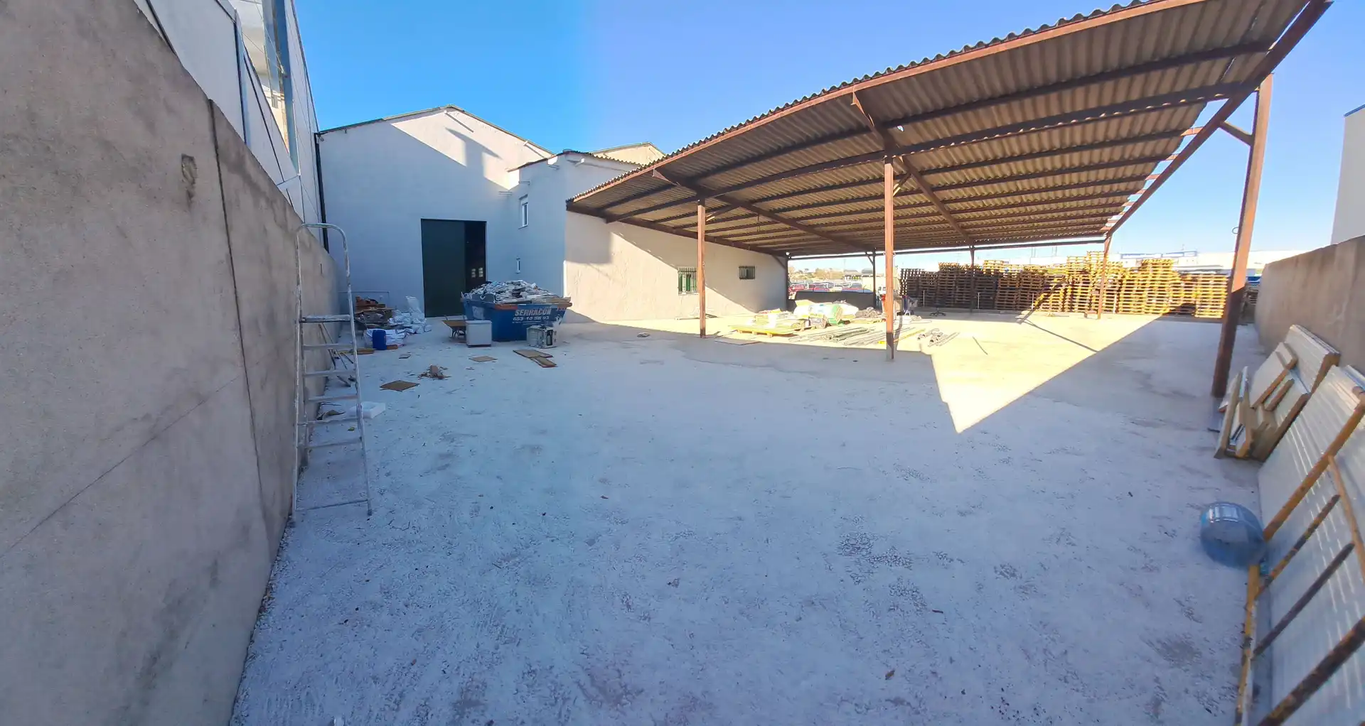 Vista exterior de Nau industrial en venda en Parla