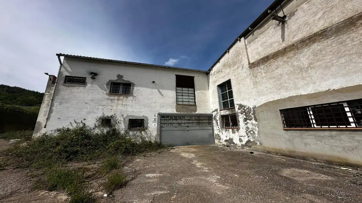 Außenansicht von Fabrikhallen zum Verkauf in L'Estany