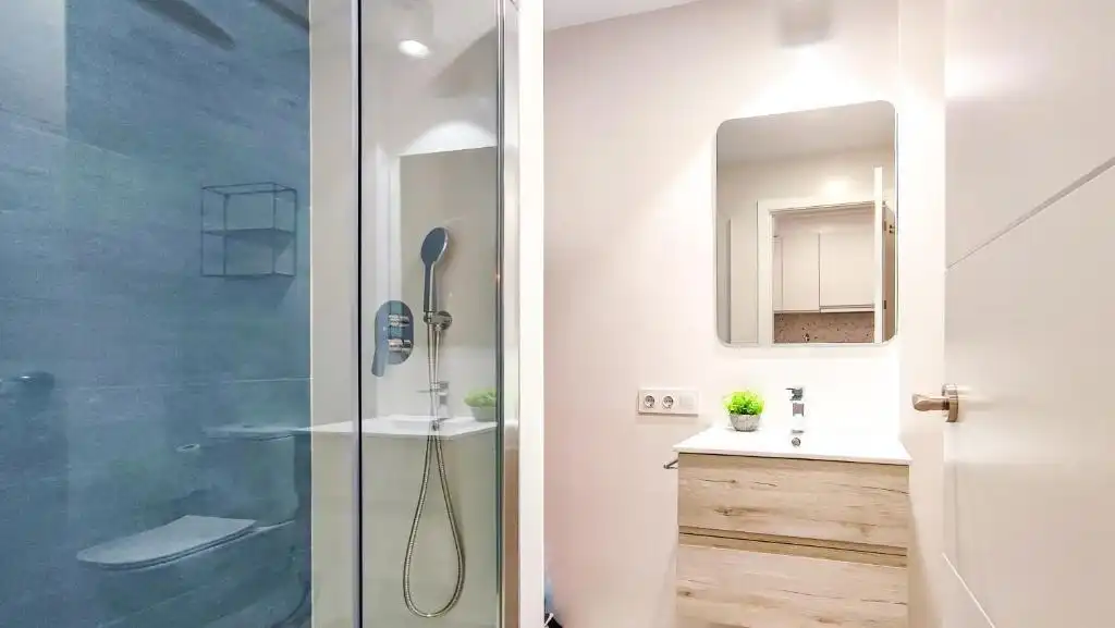 Baño de Piso en venta en Marbella con Aire acondicionado, Jardín privado y Terraza