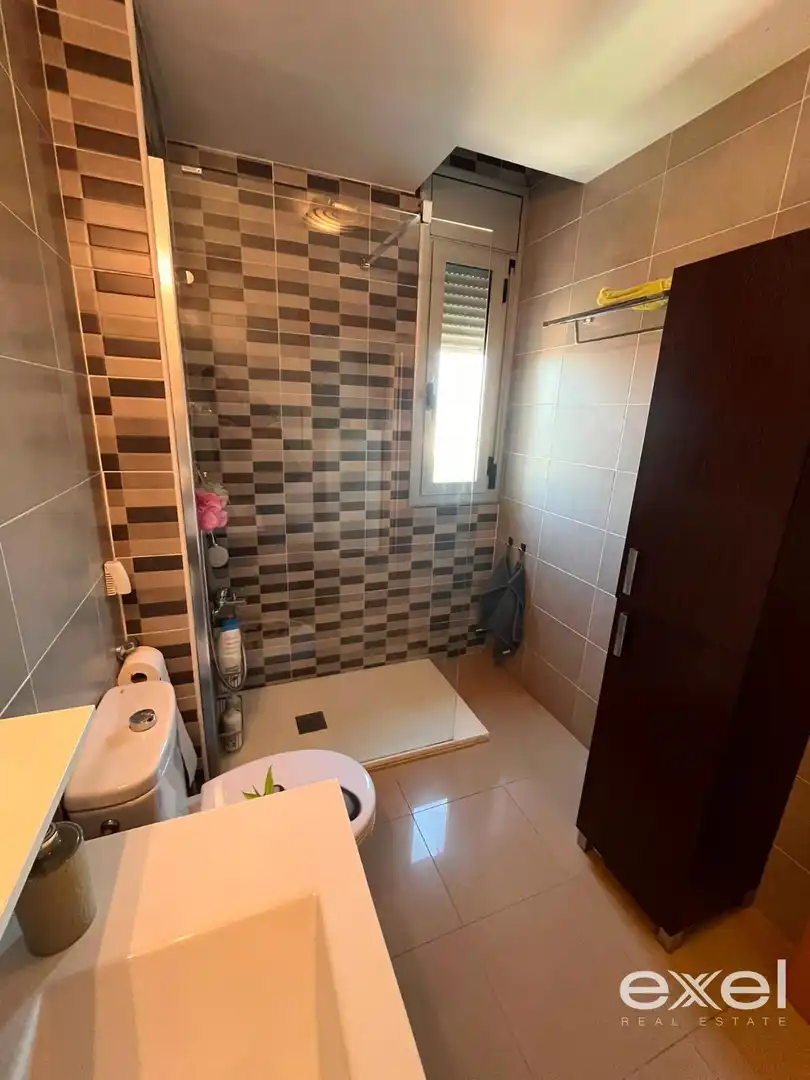 Badezimmer von Wohnung zum Verkauf in Sant Joan Despí mit Klimaanlage, Heizung und Parkett