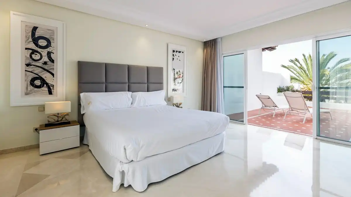 Dormitori de Dúplex de lloguer en Marbella amb Aire condicionat, Terrassa i Traster