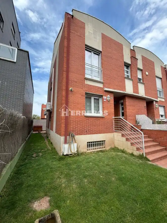Vista exterior de Casa adosada en venda en  Logroño amb Aire condicionat, Calefacció i Jardí privat