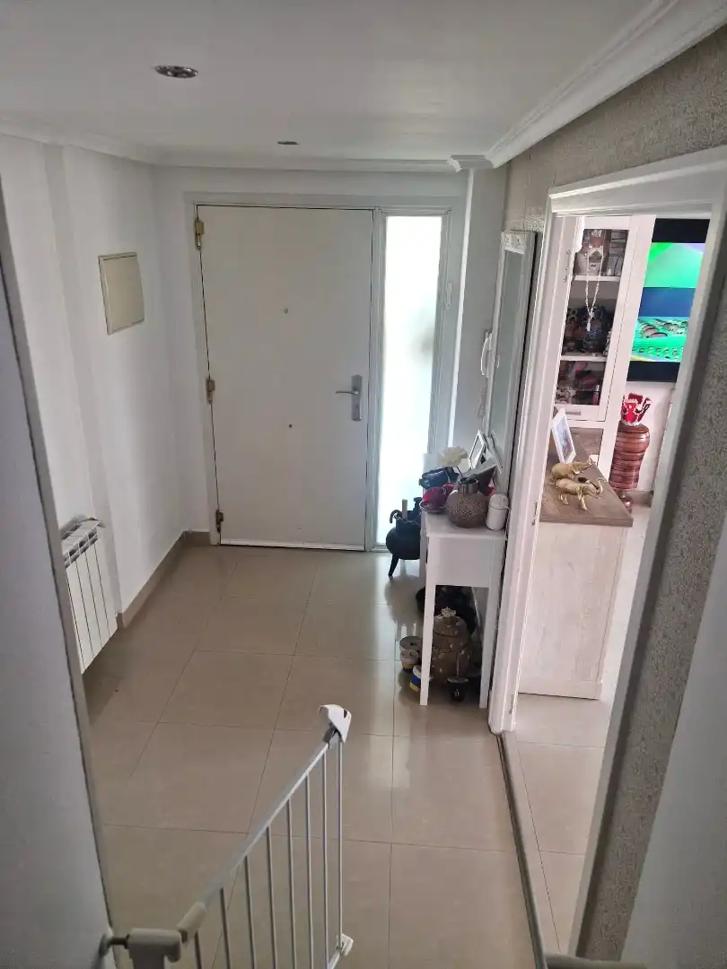 Casa aparellada amb piscina en venda a Calle Chequia, imagen 5