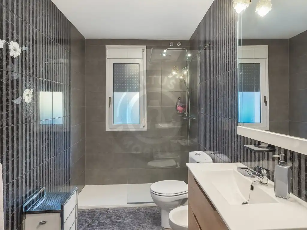 Bathroom of Houses for sale in Cáceres  with Swimming Pool, Oven and Washing machine