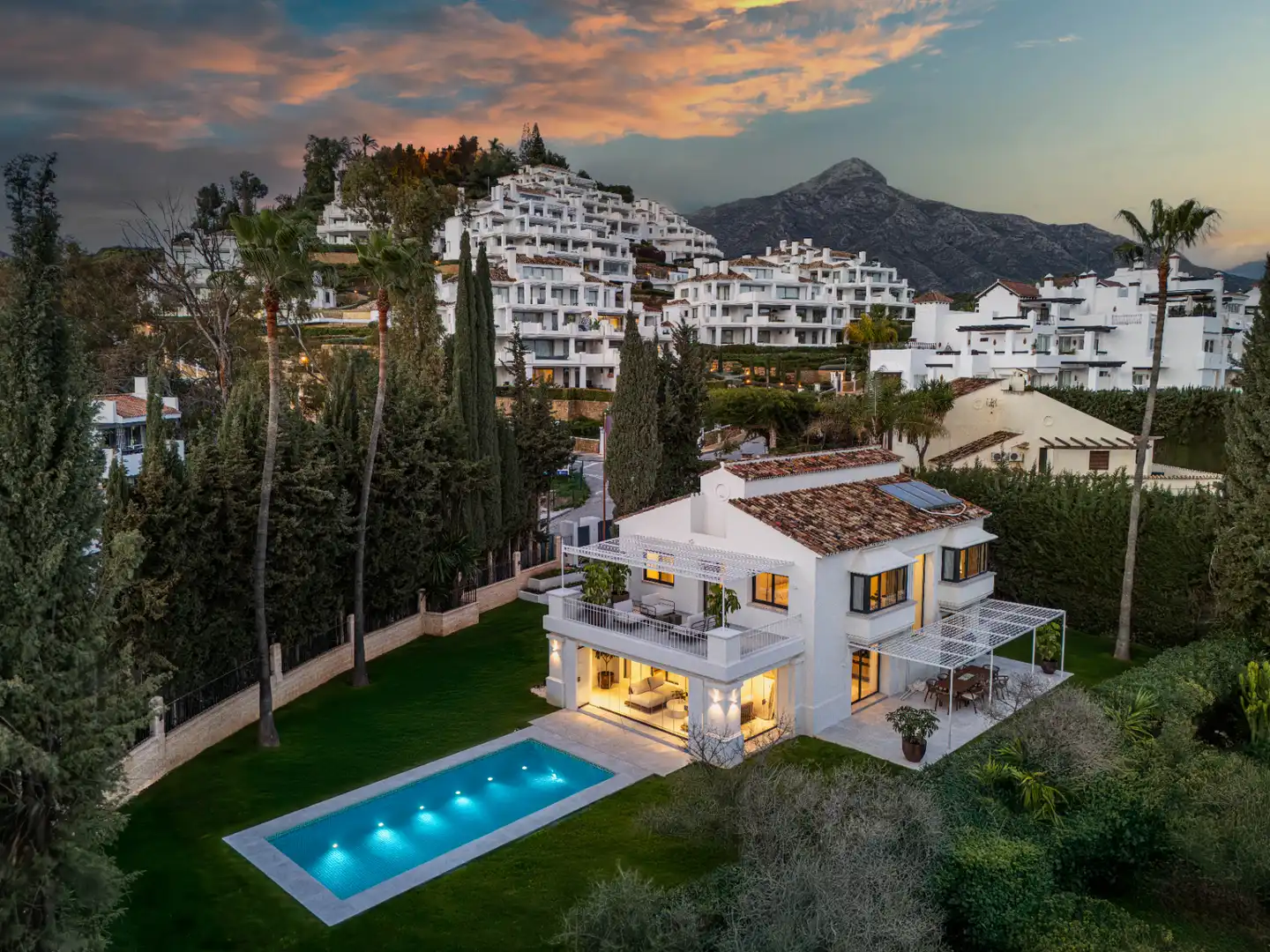 Chalet con piscina en venta en Nueva Andalucía