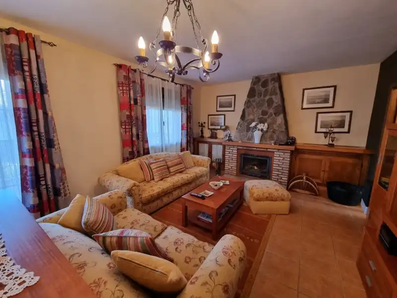 Sala d'estar de Casa o xalet en venda en Valdastillas amb Aire condicionat, Calefacció i Terrassa