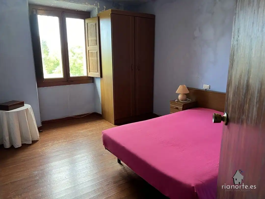 Dormitori de Casa adosada en venda en Ribadesella amb Jardí privat