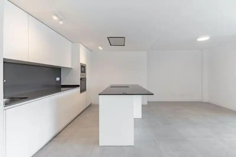 Cocina de Planta baja de alquiler en Estepona con Aire acondicionado, Jardín privado y Terraza