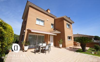 Vista exterior de Casa o xalet en venda en Sant Boi de Llobregat amb Aire condicionat