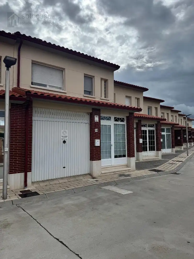 Vista exterior de Casa adosada en venda en Tudela de Duero amb Calefacció, Jardí privat i Traster