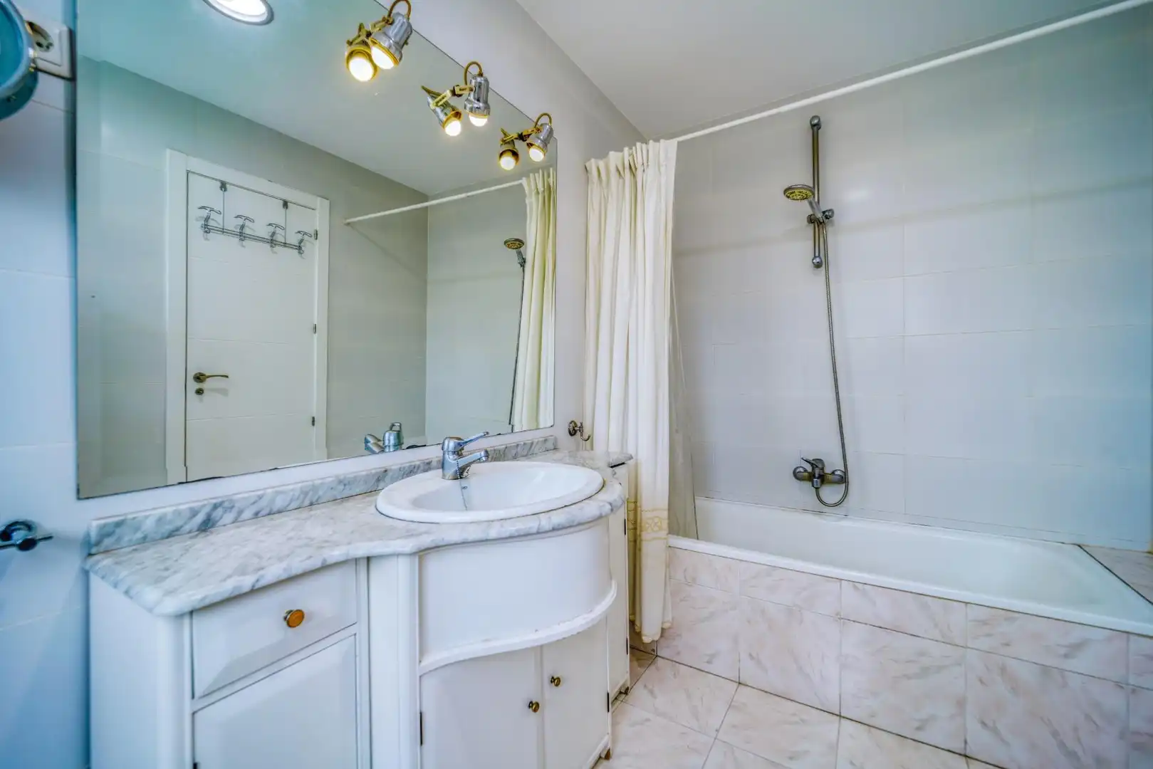 Baño de Casa adosada en venta en Madrid con Calefacción y Jardín privado