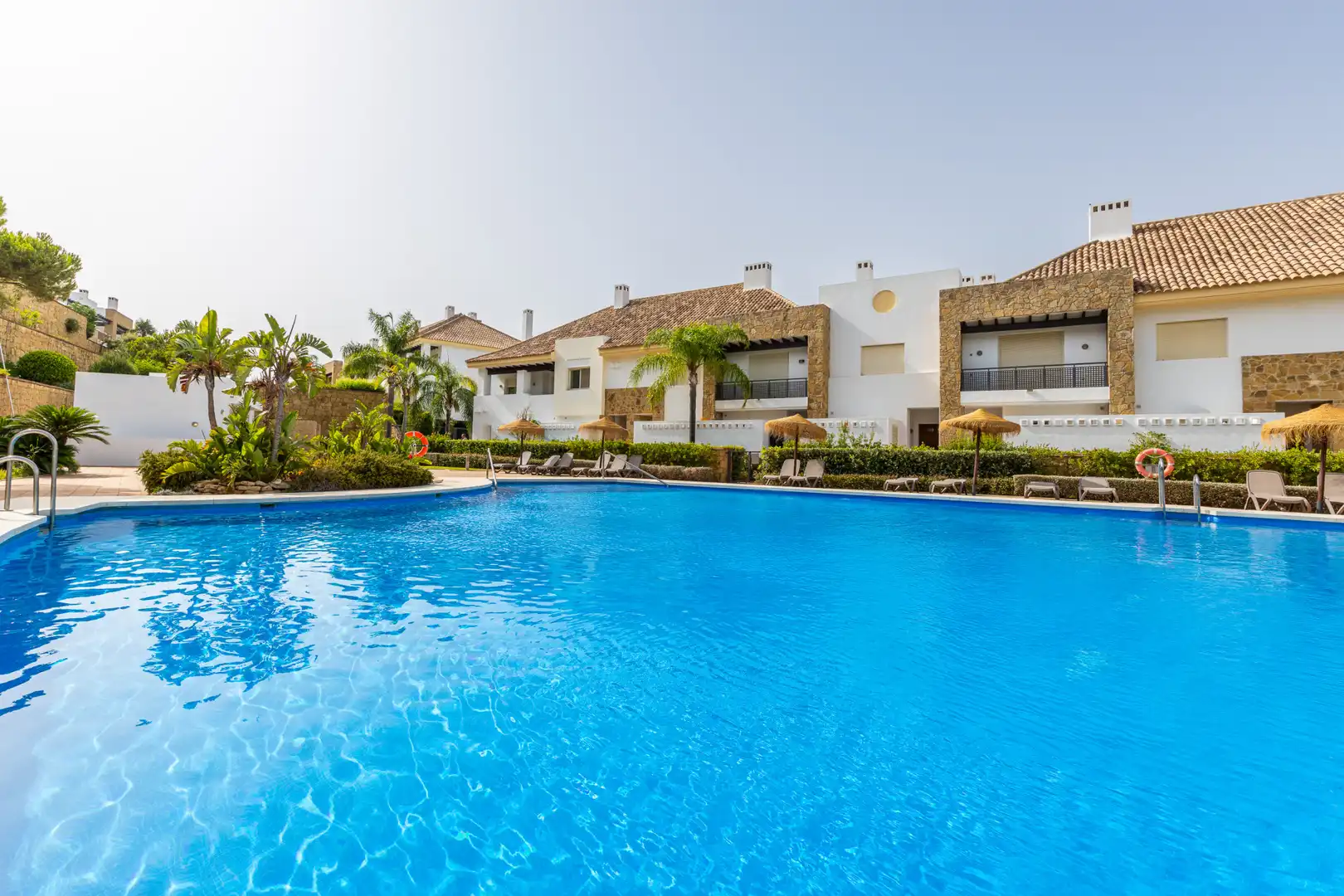 Schwimmbecken von Einfamilien-Reihenhaus zum Verkauf in Mijas mit Klimaanlage, Privatgarten und Terrasse