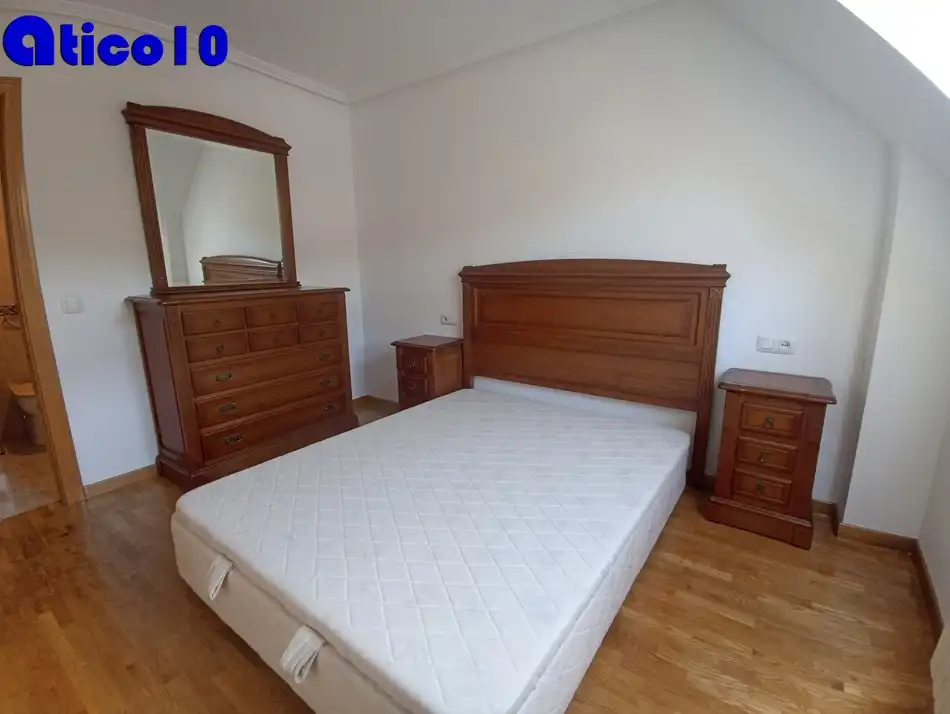 Dormitori de Àtic en venda en Oviedo  amb Calefacció, Jardí privat i Parquet