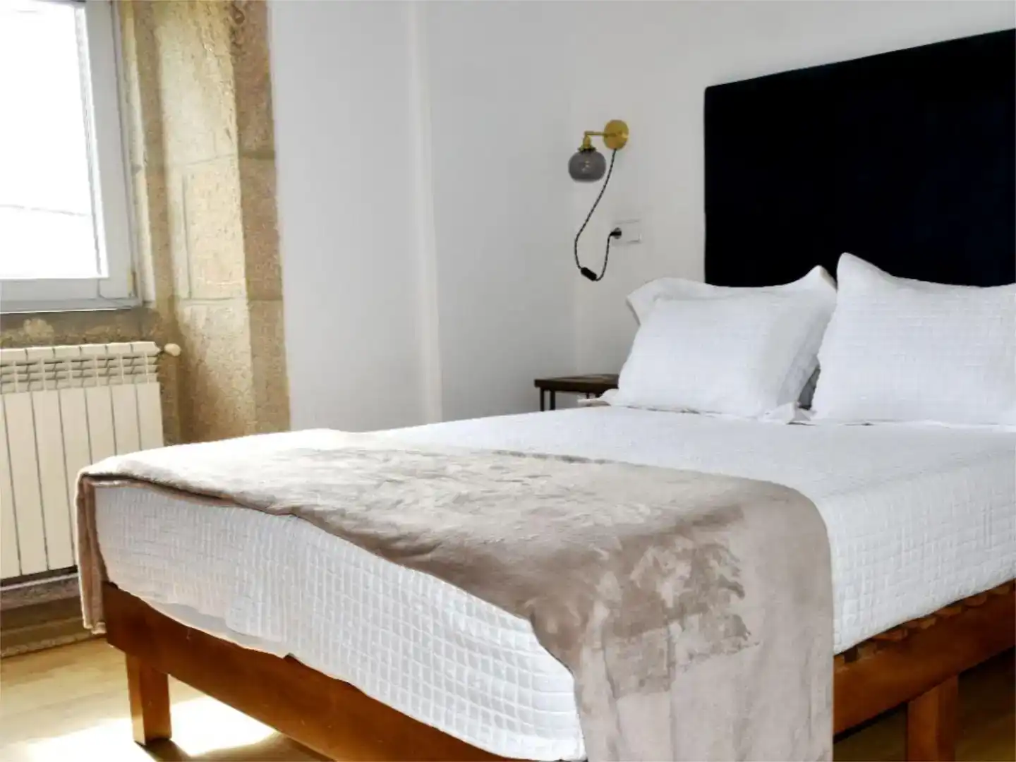 Schlafzimmer von Wohnung zur Miete in Muxía mit Privatgarten, Parkett und Möbliert